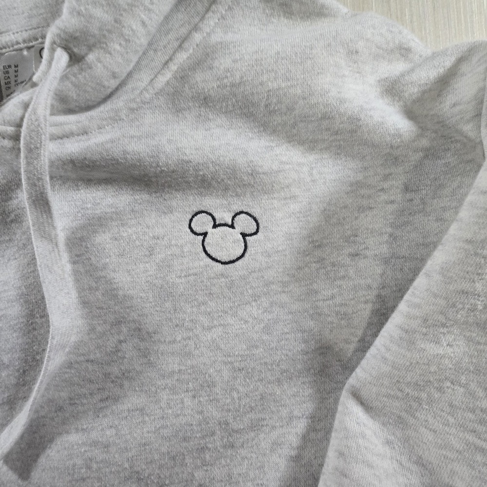 Disney Divided Mickey Mouse Hoodie Womens Medium Gray‎ Kangaroo Pockets Pullover - Picture 2 of 4